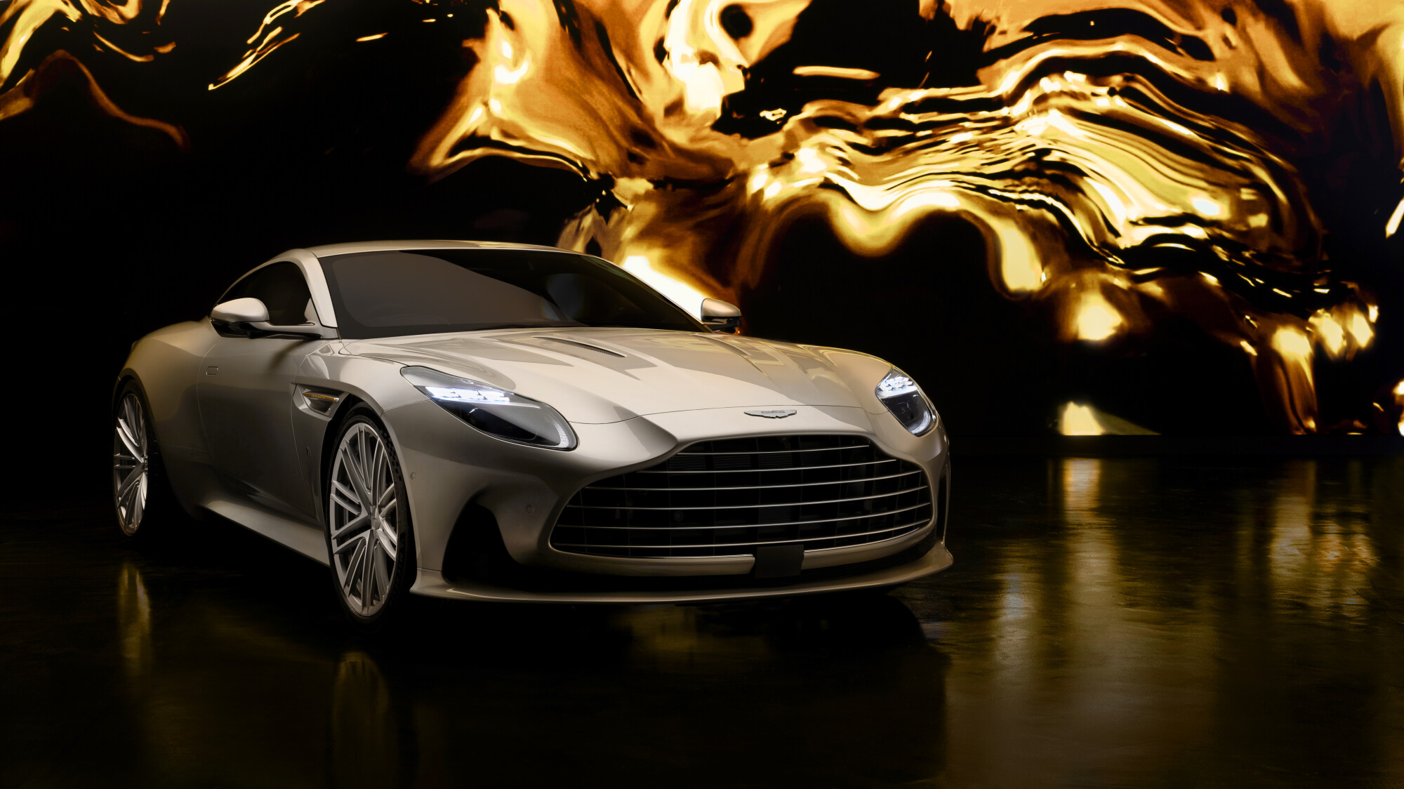 007との60年。Q by アストンマーティンが「DB12 ゴールドフィンガー・エディション」を制作