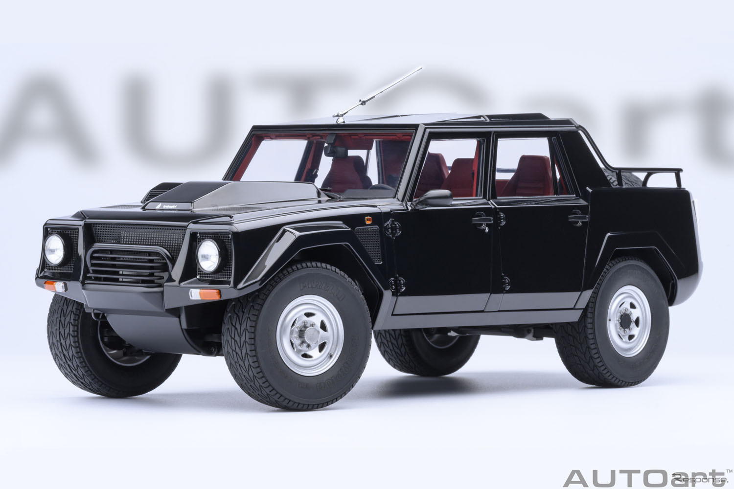 オートアート、ランボルギーニSUVの原点『LM002』を1/18モデル化…フル開閉ギミックと車体裏まで忠実再現