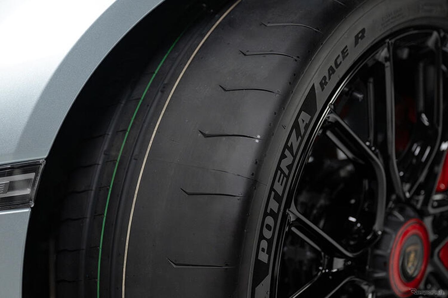 ブリヂストン、ランボルギーニ「Revuelto SV」に専用セミスリックタイヤ「POTENZA RACE R」納入