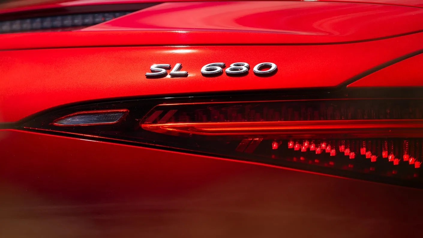 後席の主が、運転席に座る日。史上初のマイバッハSL「SL 680 モノグラムシリーズ」